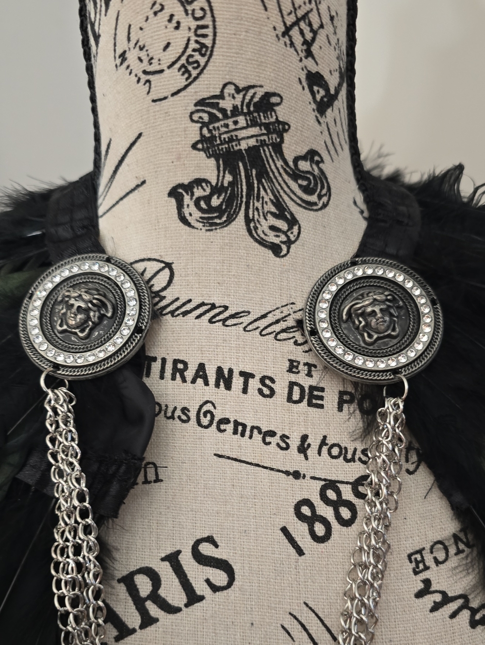Feather Collar With Chain Closure - Picture 2 of 5